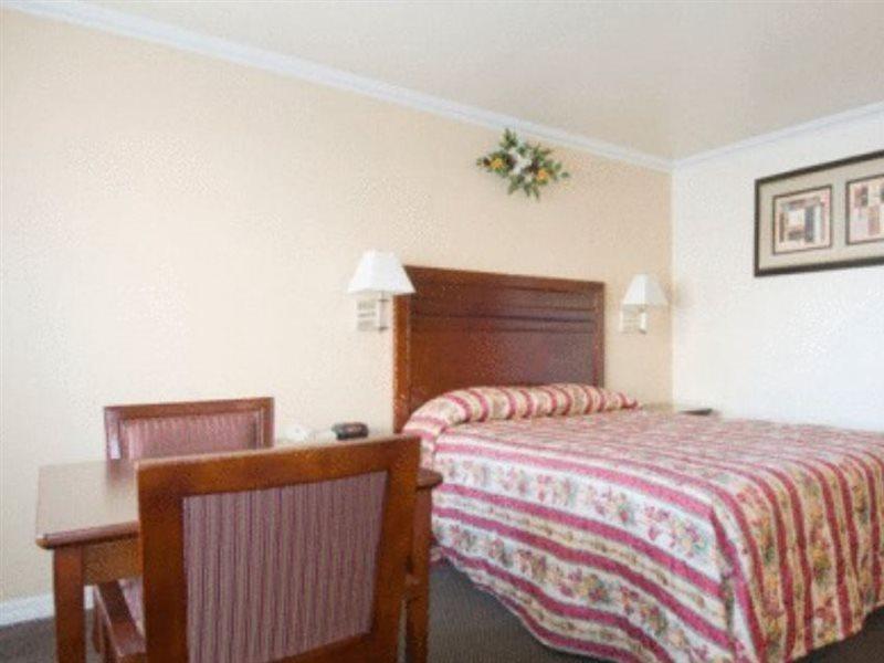 Surestay By Best Western Fresno Central Extérieur photo