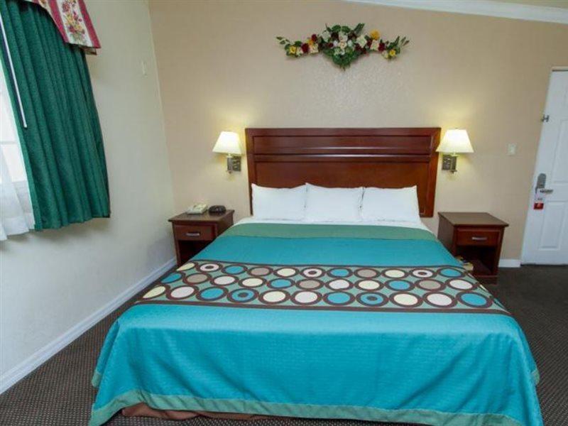 Surestay By Best Western Fresno Central Extérieur photo