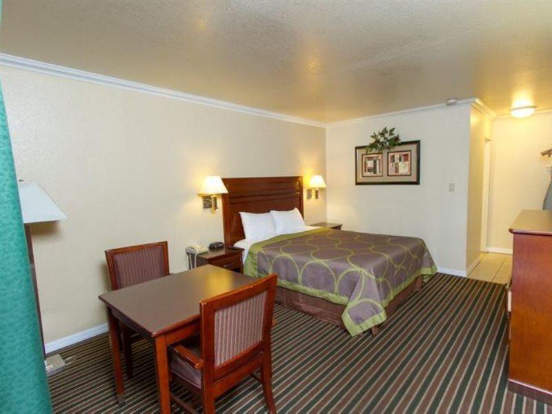 Surestay By Best Western Fresno Central Extérieur photo