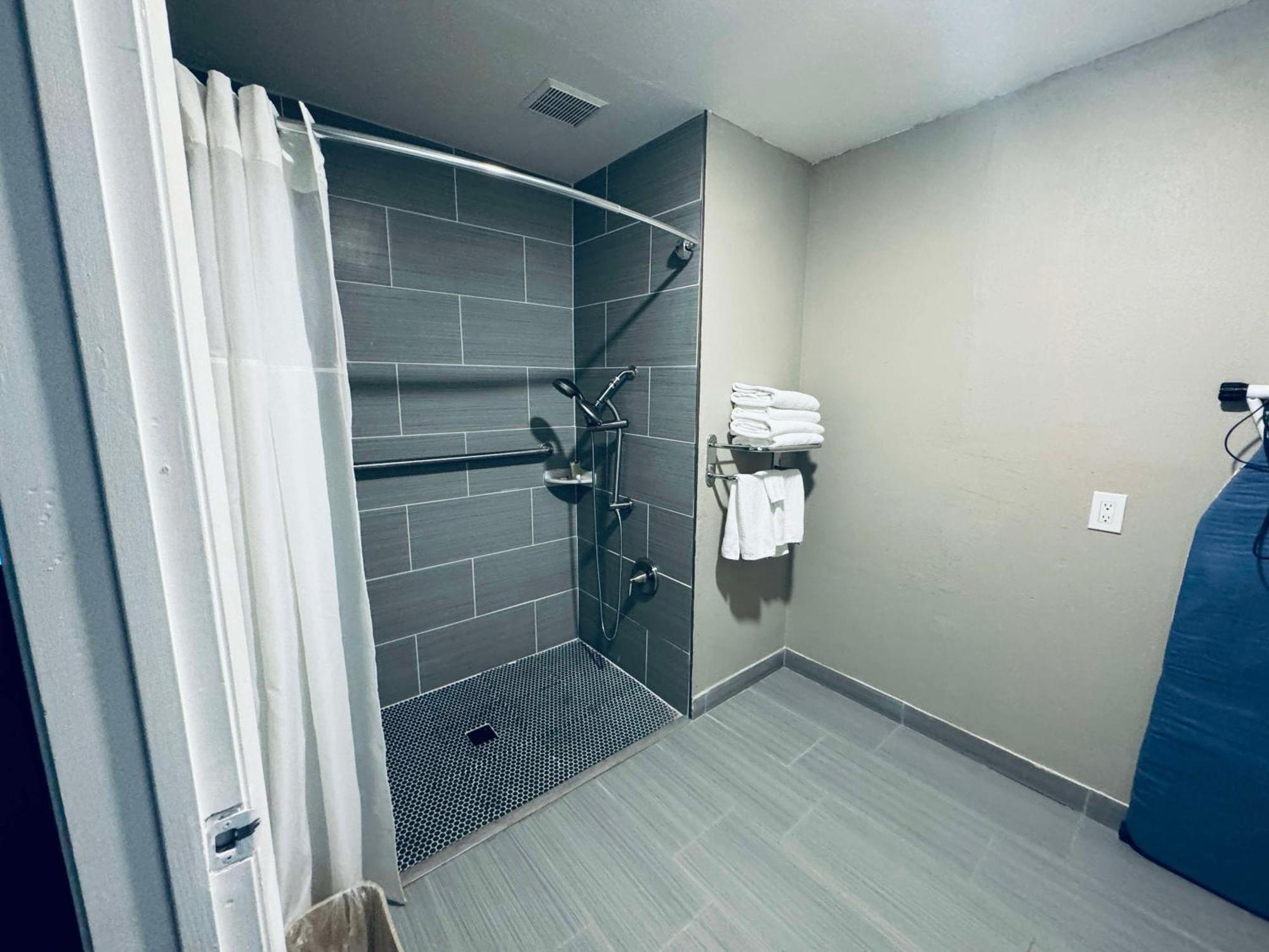 Surestay By Best Western Fresno Central Extérieur photo