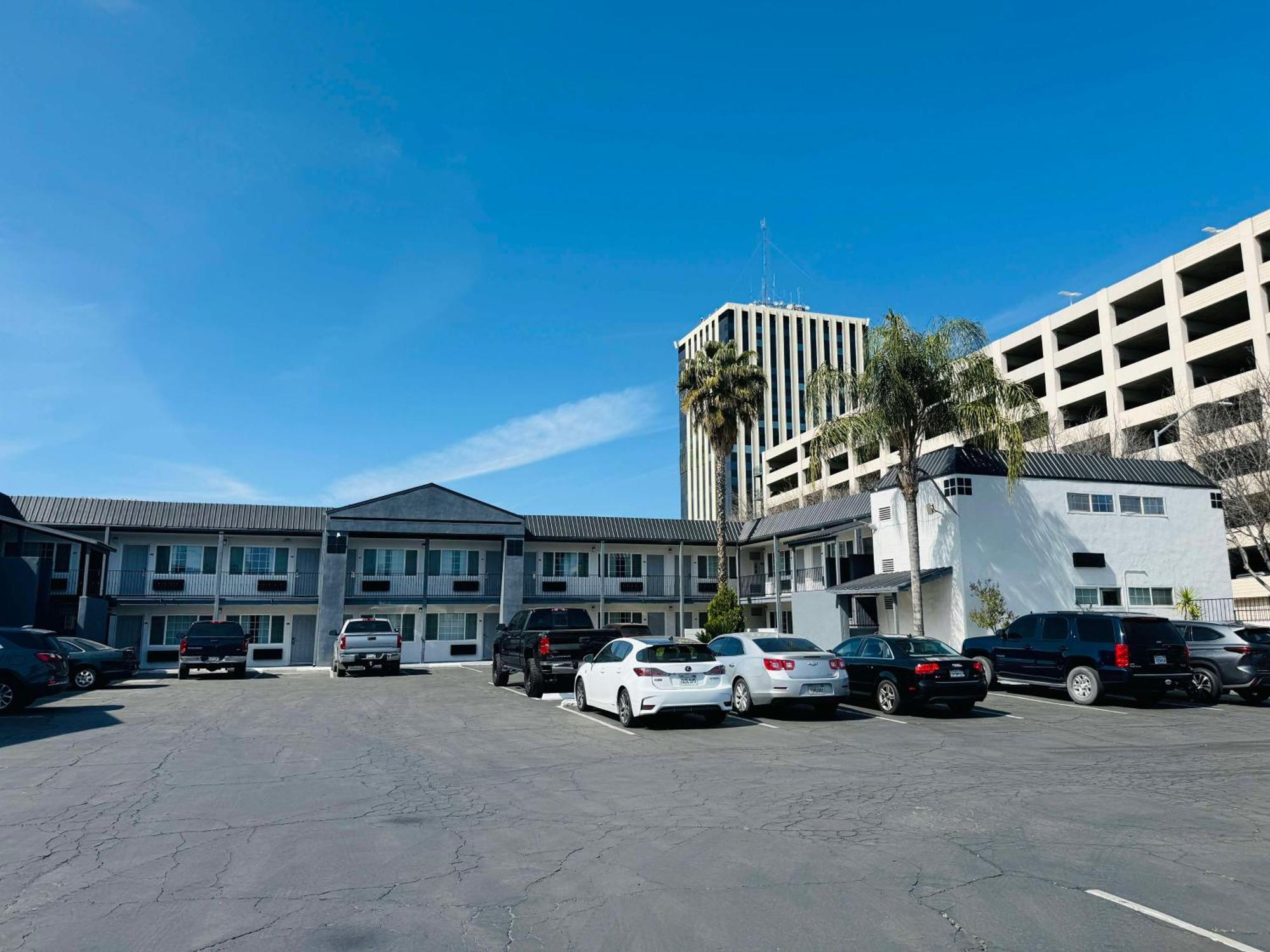 Surestay By Best Western Fresno Central Extérieur photo