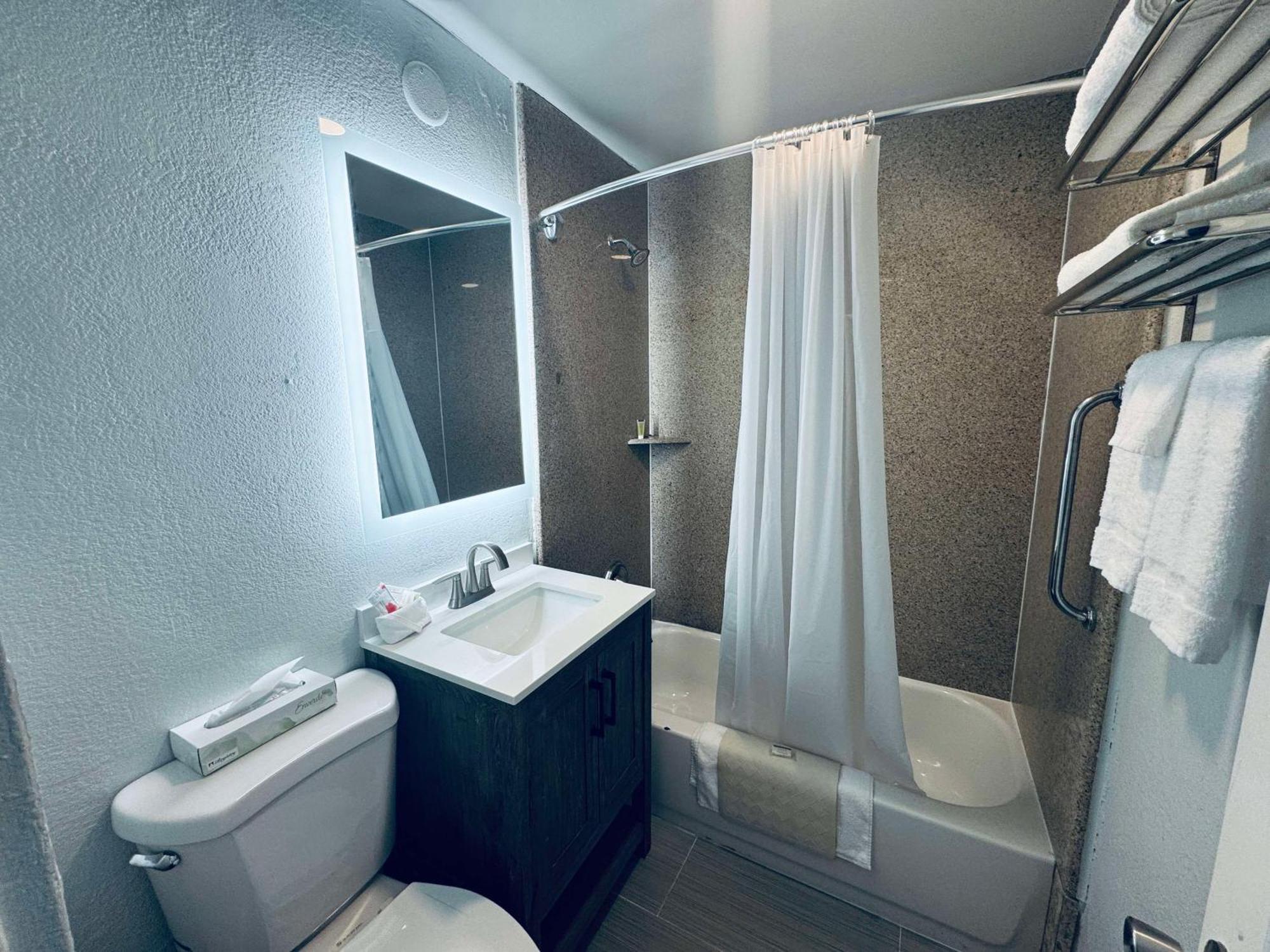 Surestay By Best Western Fresno Central Extérieur photo